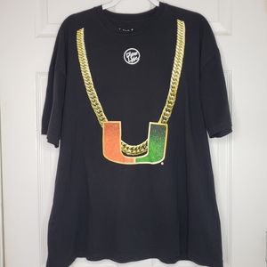 UM turnover chain tee